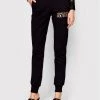 Versace Jeans Couture Γυναίκες Παντελόνια Φόρμας Παντελόνι φόρμας Logo 72HAAT01 Μαύρο Regular Fit 2 Versace Jeans Couture Γυναίκες Παντελόνια Φόρμας Παντελόνι φόρμας Logo 72HAAT01 Μαύρο Regular Fit -Versace Jeans Couture Εκπτώσεις unnamed file 703